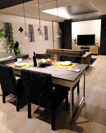 バリ風のインテリアのダイニングルーム