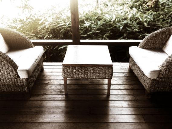 バリ家具が置かれた飲食店