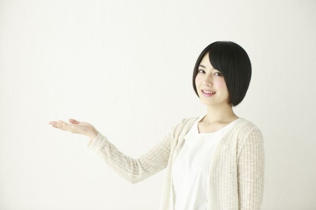 案内をする女性