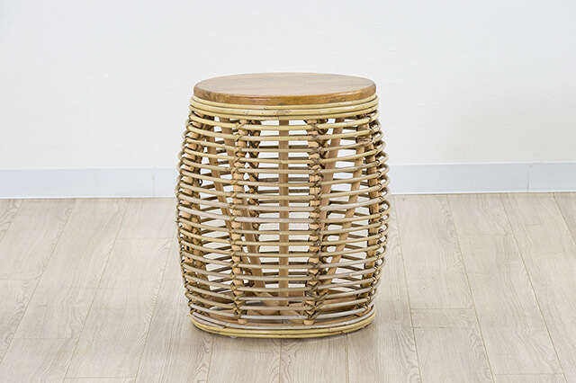 ナチュラルなラタンスツール